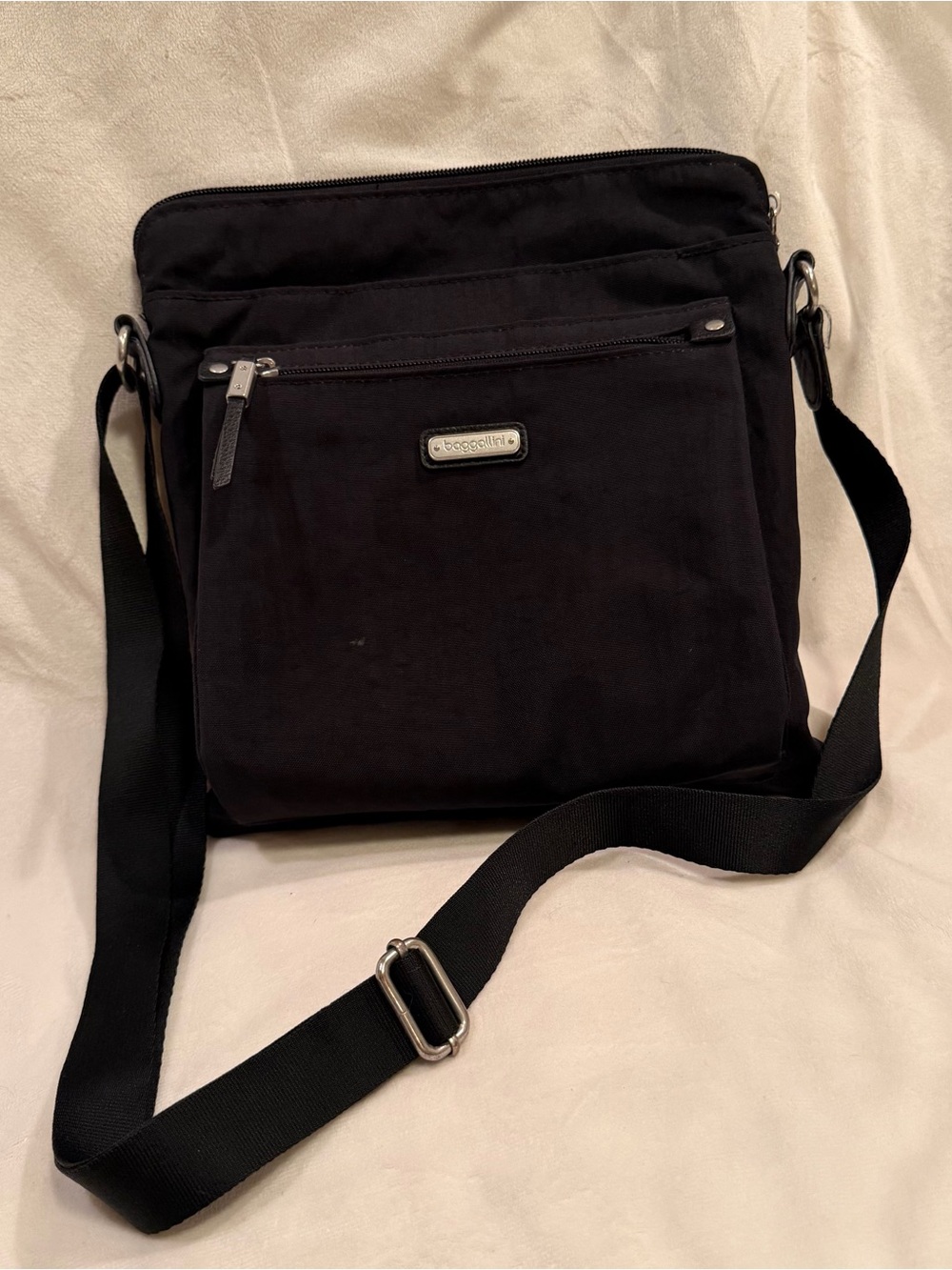 Baggallini Black Nylon Messenger Crossbody Bag